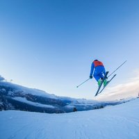 Skifahrersprung auf dem Cermis - Die Akrobatik eines Skifahrers auf dem Cermis
