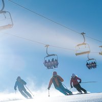 Perfekte Abfahrt auf den Pisten von Cavalese - Drei Skifahrer auf den Cermis-Pisten
